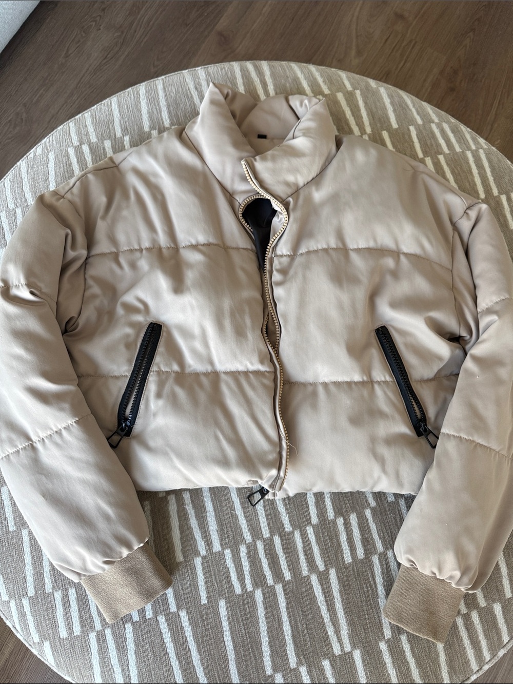 Cropped Puffer Jacket in Light Beige